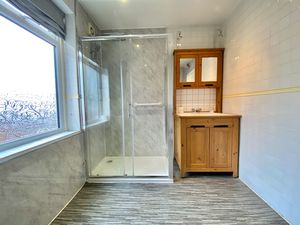 Main Shower Room- click for photo gallery